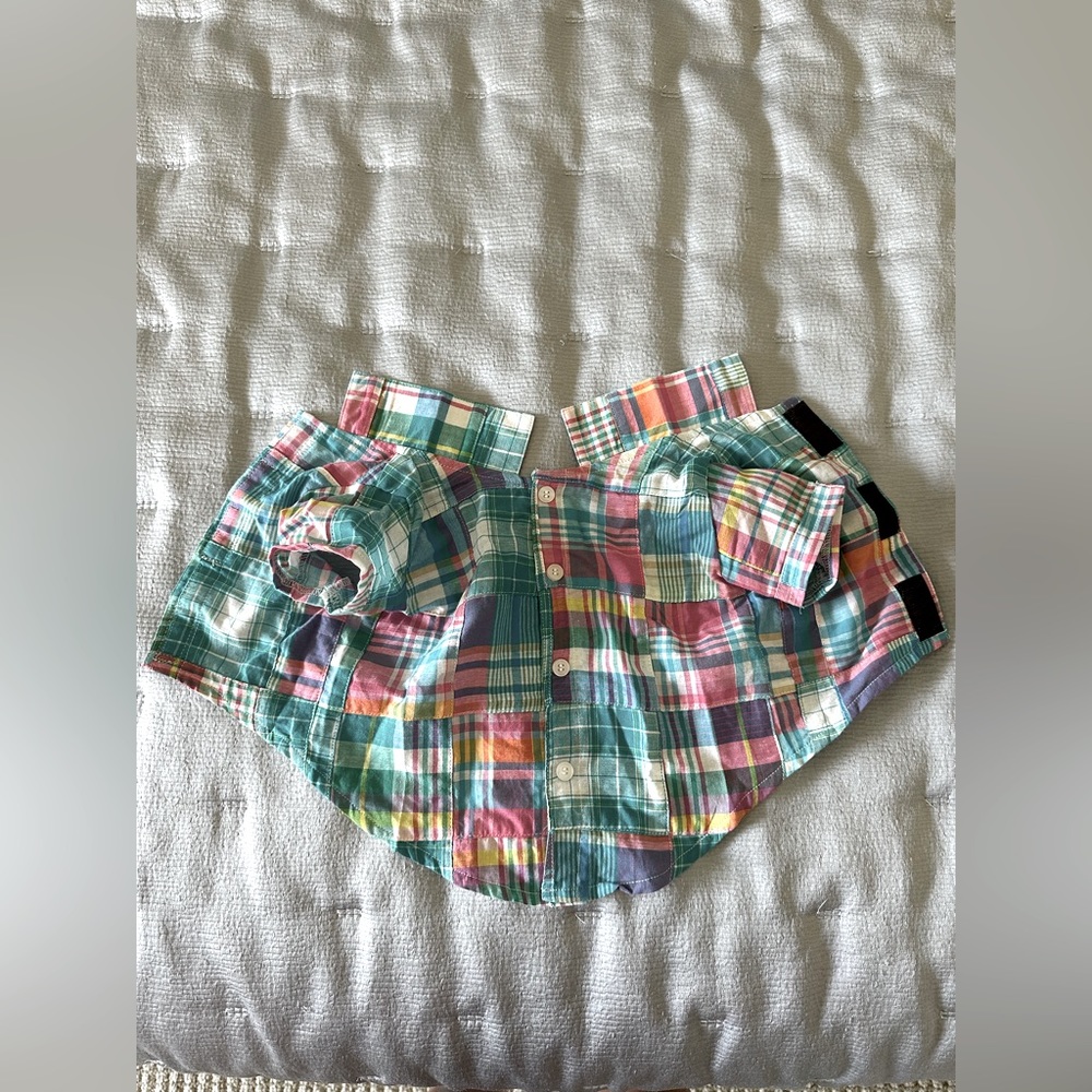 VERY CUTE DOG POLO/BUTTON DOWN. MULTI COLOR PATCH. Size small.